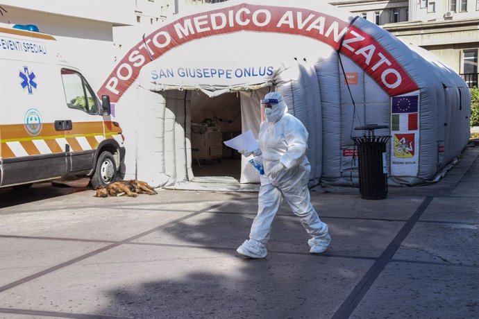 11 November 2020, Italy, Palermo: A medical worker in protective clothing walks past a temporary emergency room for for coronavirus test. Photo: Francesco Militello Mirto/LaPresse via ZUMA Press/dpa