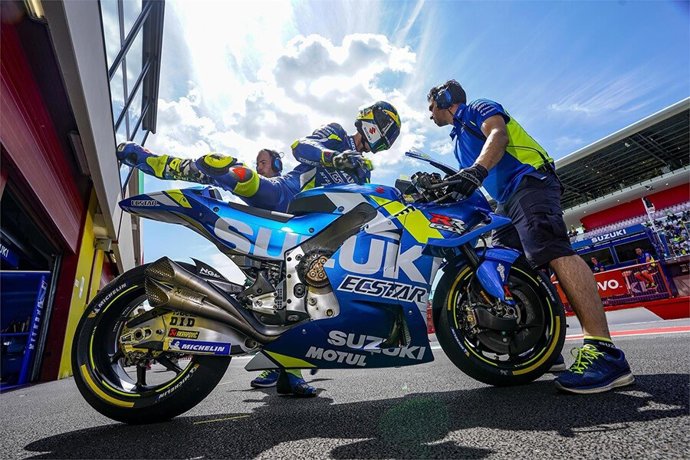 Joan Mir subiendo a su Suzuki