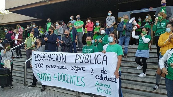 Concentración con motivo de la huelga educativa convocada este jueves por Marea Verde y otras once organizaciones
