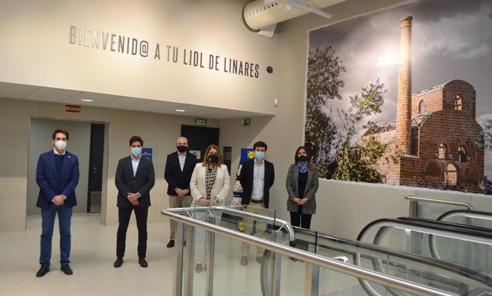 Representantes de Lidl y del Ayuntamiento de Linares en la nueva tienda.