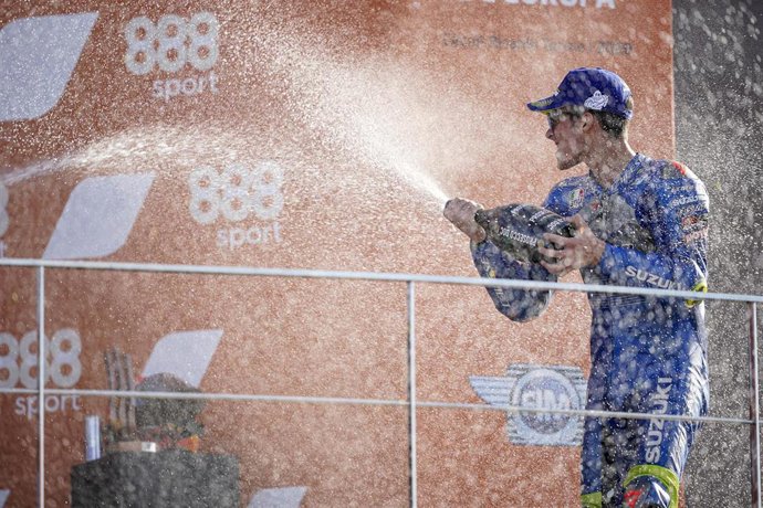 Joan Mir celebra en el podio su victoria en Cheste en el Gran Premio de Europa 2020