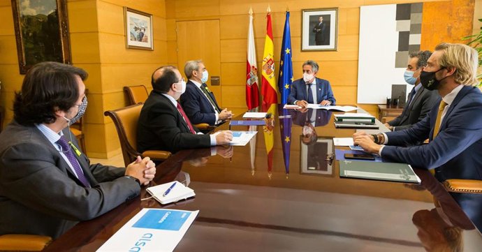 El presidente, Miguel Ángel Revilla, y el consejero de Transporte, Francisco Martín, se reúnen con representantes de Alsa