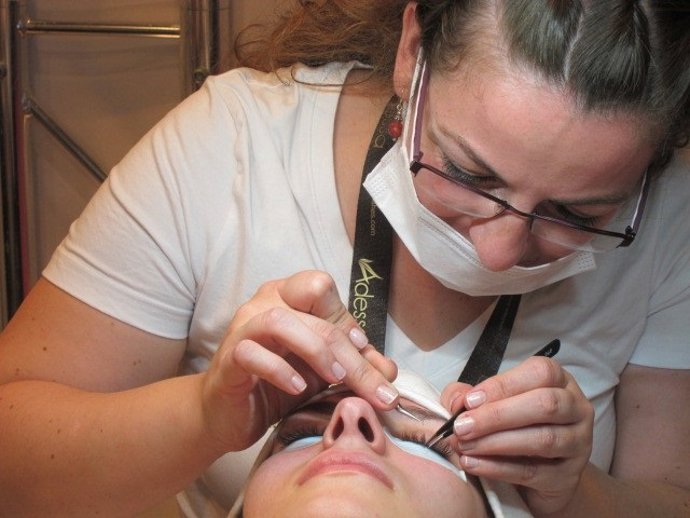 Esteticista amb una clienta.