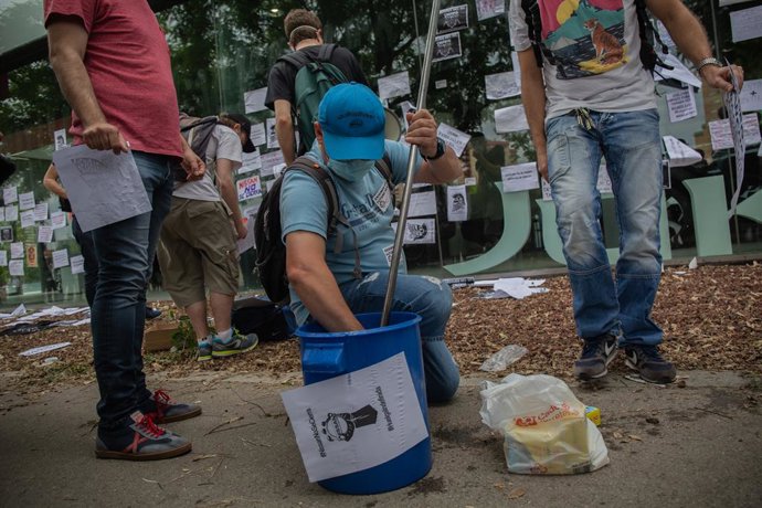 Varios trabajadores de Nissan cuelgan carteles como signo de protesta por el cierre de las fábricas de Barcelona.