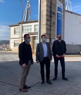 El secretario xeral del PSdeG, Gonzalo Caballero, junto al alcalde de Ferrol, Ángel Mato, y el diputado Martín Seco, ante las instalaciones de Navantia