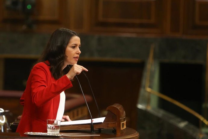 La presidenta de Ciudadanos, Inés Arrimadas, en la tribuna del Congreso de los Diputados.
