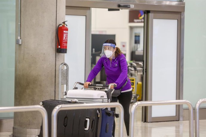 Una pasajera camina por las instalaciones de la T4 del Aeropuerto Adolfo Suárez Madrid-Barajas.