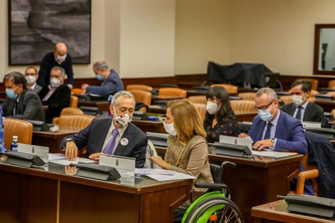 La directora de la Asociación para el Estudio de la Lesión Medular Espinal (AESLEME), María del Mar Cogollos Paja, conversa con el vicepresidente de la Asociación de Ayuda y Orientación a los Afectados por Accidentes de Tráfico (Stop Accidentes), Fernan