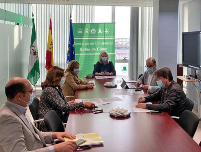 Nota De Prensa Y Foto (La Junta Establecerá Dos Paradas De Autobús Interurbano En El Hospital San Carlos)