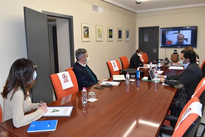 Reunión para abordar el protocolo sanitario de atención a temporeros de la aceituna.