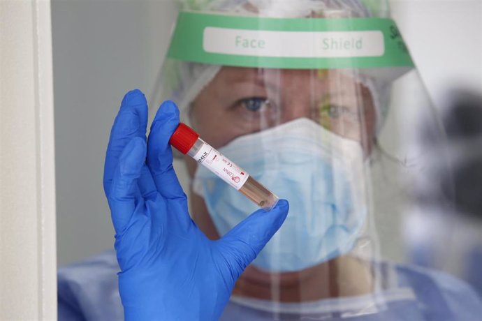 La enfermera Sara Fernández Rodríguez realiza test PCR para la detección del COVID-19 en el "Autocovid" del Hospital Universitario Central de Asturias (HUCA), Oviedo (Asturias), a 11 de noviembre de 2020.