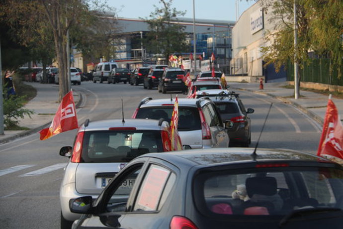 Imatge de la marxa lenta de vehicles passant per la planta de Faurecia a Abrera el 12 de novembre de 2020. (Horitzontal)