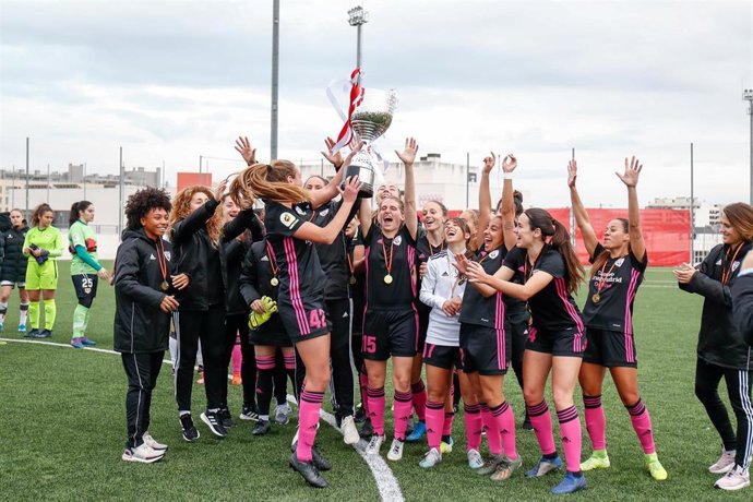 Jugadoras del Madrid CFF celebran el triunfo en el trofeo de Vallecas