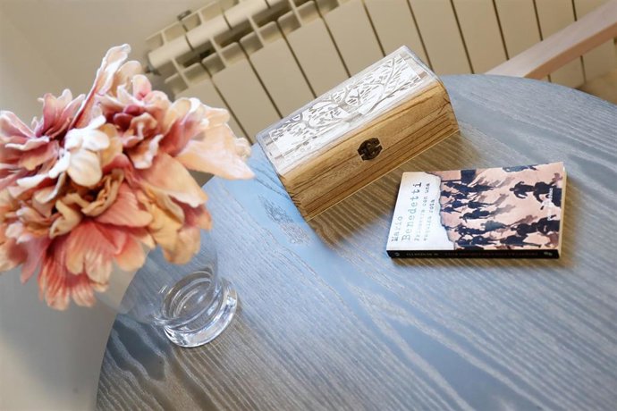 Detalle de un jarrón de flores y un libro sobre una mesa de una de las estancias del Centro de Mayores Vitalia Canillejas, la primera Residencia de cuidados COVID para personas mayores, habilitada por la Comunidad de Madrid, en Madrid (España), a 16 de 