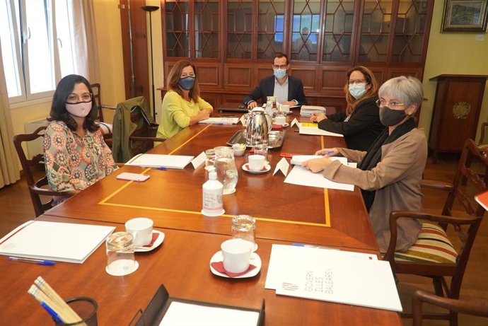 La presidenta del Govern, Francina Armengol, durante una reunión en el Ayuntamiento de Mahón.