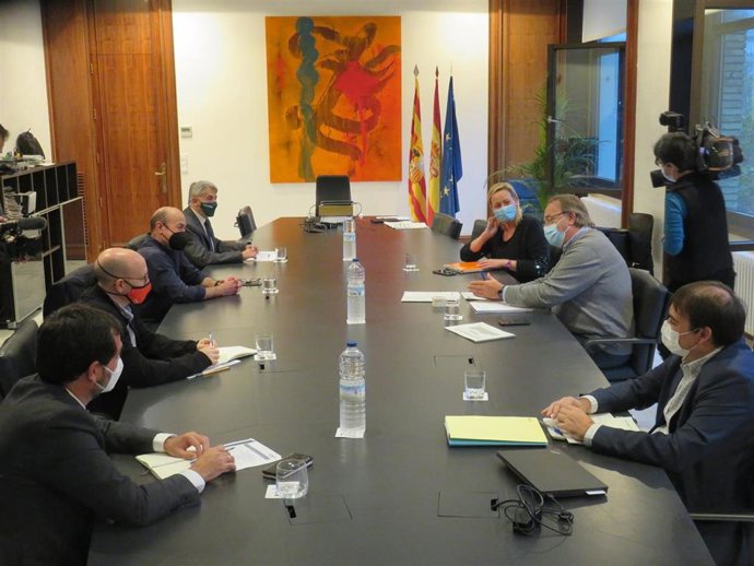 Reunión de los consejeros Carlos Pérez Anadón y Marta Gastón con los agentes sociales.