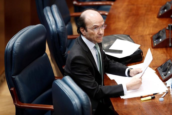 El consejero de Universidades, Eduardo Sicilia, durante una nueva sesión de control en la Asamblea de Madrid