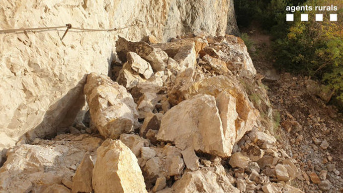 Blocs de pedra producte d'una esllavissada al mig del camí del congost de Mont-rebei, al Pallars Juss, el 12 de novembre del 2020. Pla general. (Horitzontal)