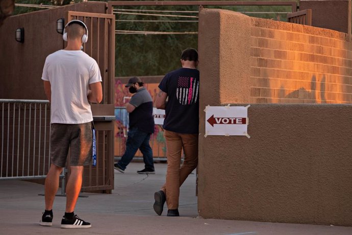 03 November 2020, US, Tempe: People wait outside a polling station before voting during the US Presidential election. Photo: Tom Story/ZUMA Wire/dpa