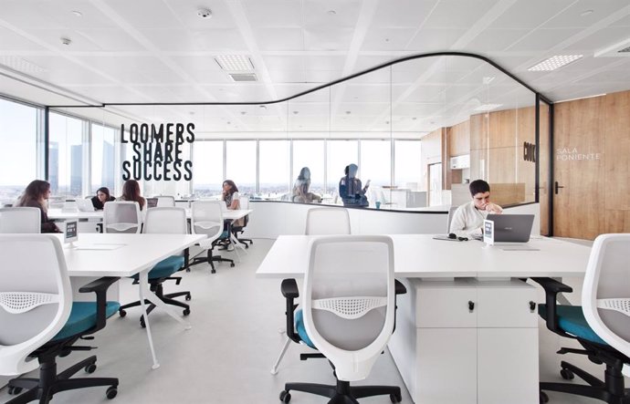 Espacio de 'coworking' de Loom, filial de Merlin Properties, en Torre Chamartín de Madrid