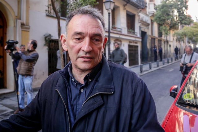 El secretario general del Partido Comunista de España y el diputado en el Congreso, Enrique Santiago, durante su llegada al encuentro confederal de Unidas Podemos celebrado en la Fundación Diario Madrid, a 22 de febrero de 2020.