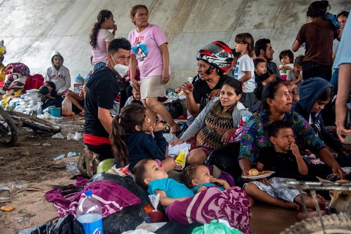 Familias refugiadas en un albergue de San Pedro Sula, Honduras, tras el paso del huracán 'Eta'.