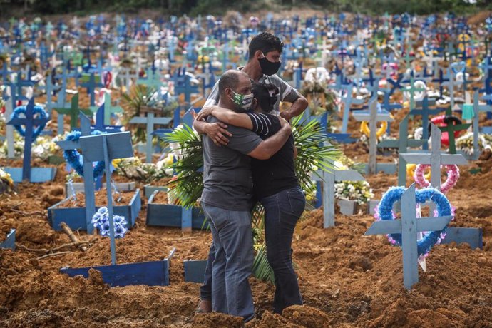 Cementerio de víctimas del coroanvirus en Manaos, Brasil