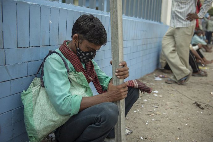 Un jornalero esperando para ser llamado en las instlaciones de un centro de trabajo de la ciudad de Noida, en el norte de India.