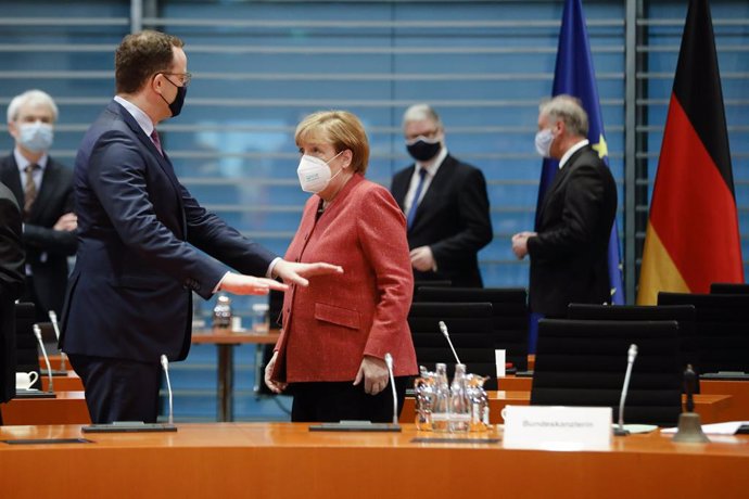 Merkel hablando con el ministro de Sanidad de Alemania, Jens Spahn, en una reunión en la Cancillería, en Berlín