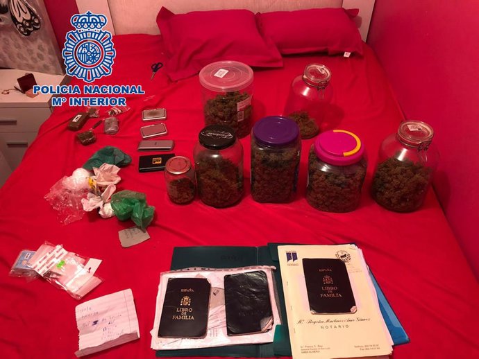 Nota De Prensa Y Fotografías: "Desmantelada Una Nueva Plantación De Marihuana En Una Vivienda Del Barrio De Piedras Redondas En Almería"