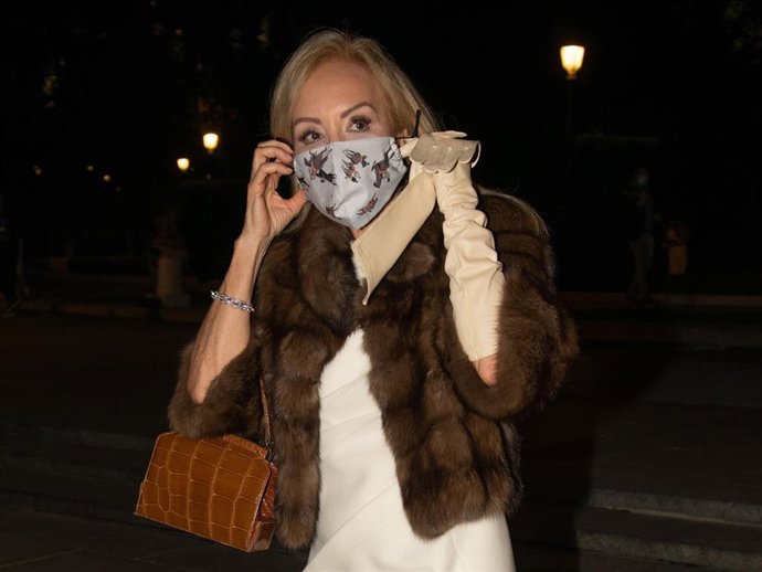 Carmen Lomana, muy elegante, a su llegada al Teatro Real