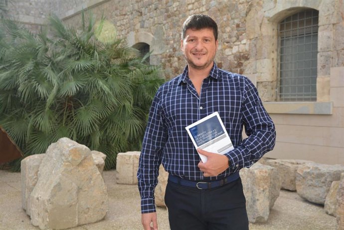 En las imágenes adjuntas, el investigador de la UPCT revisando el libro en la Facultad de Ciencias de la Empresa.