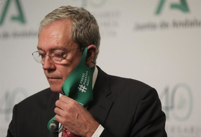 El consejero de Transformación Económica, Industria, Conocimiento y Universidades, Rogelio Velasco, durante la rueda de prensa posterior a la reunión del Consejo de Gobierno de la Junta de Andalucía. En Sevilla, a 04 de noviembre de 2020.