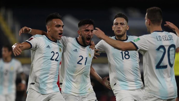 Los jugadores de Argentina celebran el gol de Nico González ante Paraguay en las Eliminatorias Sudamericanas para Qatar 2020