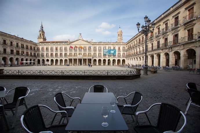 Terrazas vacías en un establecimiento del centro de Vitoria un día después de la petición del Gobierno vasco de la declaración del estado de alarma