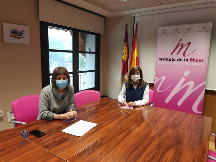Reunión entre la jefa de la Unidad de Coordinación contra la Violencia sobre la Mujer de Castilla-La Mancha, Consuelo García y la directora del Instituto de la Mujer de Castilla-La Mancha, Pilar Callado