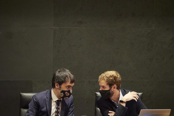 Los parlamentarios de Navarra Suma Ángel Ansa (i) y Alberto Bonilla, en el pleno del Parlamento de Navarra del 17 de septiembre de 2020.