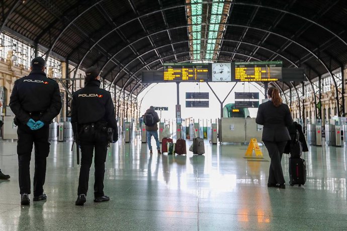 Dos policías hacen guardia en la Estación del Norte para comprobar el cumplimiento de las medidas de confinamiento por el estado de alarma, en Valencia / Comunidad Valenciana (España), a 23 de marzo de 2020.