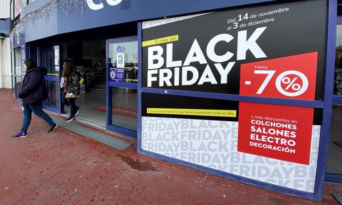 Entrada de una tienda en la que se anuncian descuentos de hasta el 70% en el Black Friday