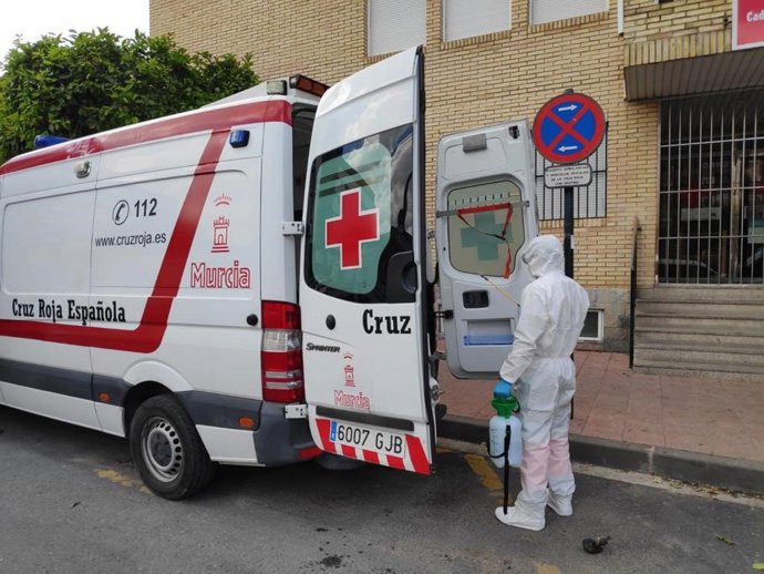 Personal de Cruz Roja, en un ambulancia
