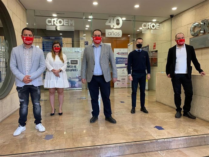 Imagen de la firma del acuerdo entre Hostemur y Radio Taxi