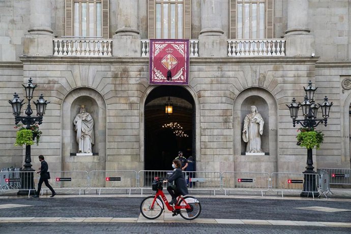 Barcelona cuelga un lazo negro en la fachada del Ayuntamiento por el naufragio en el Mediterráneo