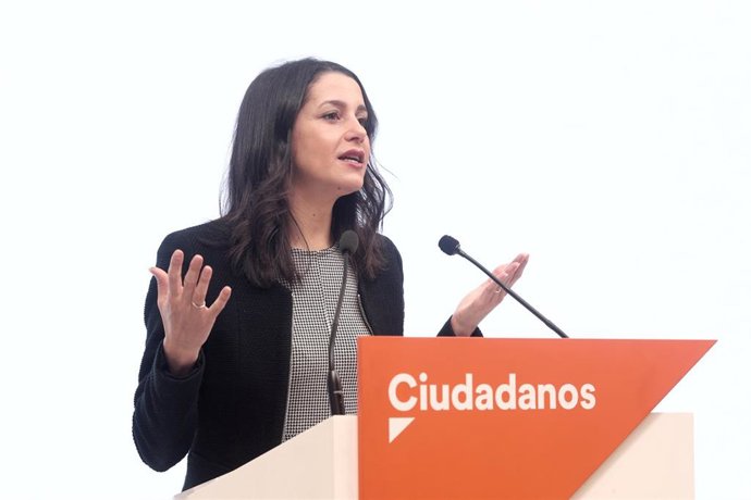 La presidenta de Ciudadanos, Inés Arrimadas, en una rueda de prensa en la sede del partido.