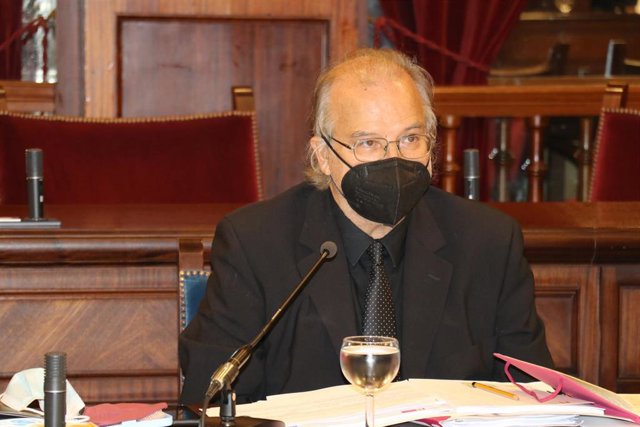 El director general IB3, Andreu Manresa, en la comisión parlamentaria.