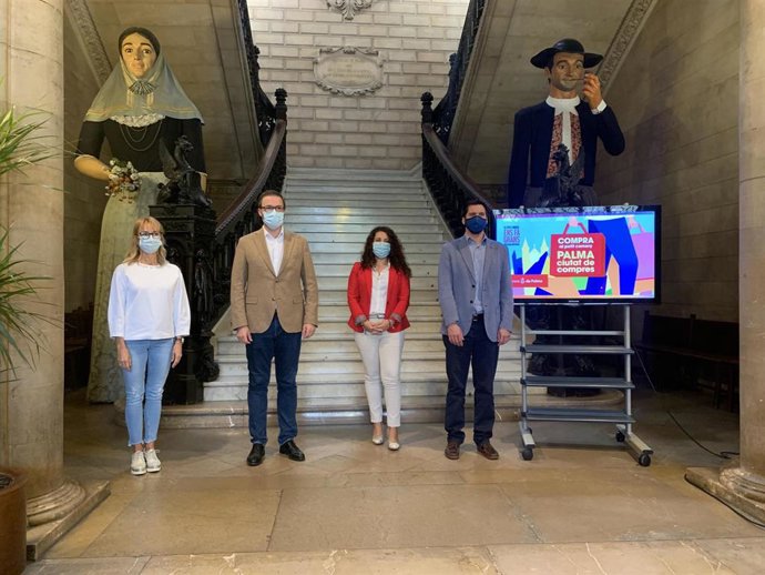 De izquiera a derecha, la vicepresidenta de PIMECO, Carolina Domingo, con el alcalde de Palma, José Hila, la regidora de Infraestructuras y Accesibilidad, Angélica Pastor, y el regidor de de Comercio, Rodrigo Romero, en una rueda de prensa
