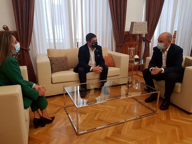 Reunión sobre el proyecto empresarial Family Biscuits.