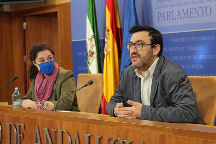 El diputado de Adelante Andalucía Guzmán Ahumada (d), en una rueda de prensa junto a la portavoz parlamentaria del grupo, Inmaculada Nieto.