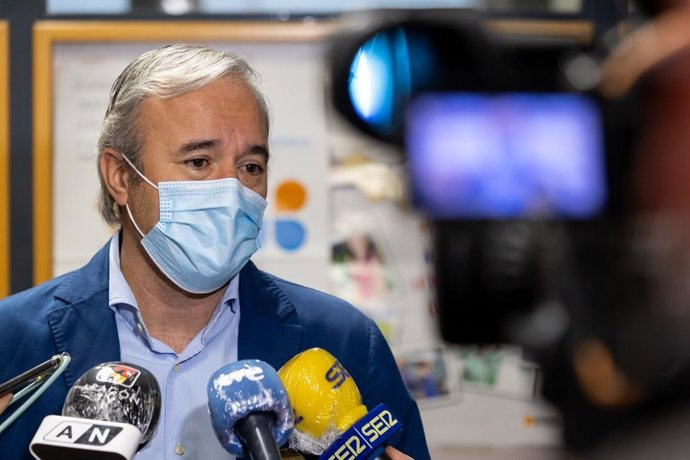 El alcalde de Zaragoza, Jorge Azcón, atiende a los medios de comunicación