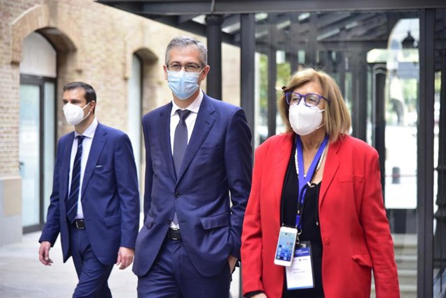 El gobernador del Banco de España, Pablo Hernández de Cos, y la presidenta de la Fundación Olof Palme, Anna Balletbó