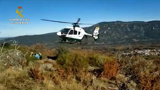 El helicóptero de la Guardia Civil participante en las tareas de rescate del cadáver.